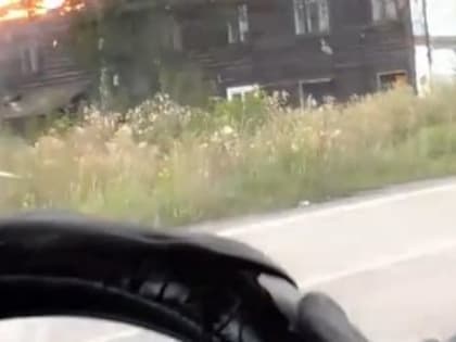 Двухэтажный барак загорелся в кузбасском городе