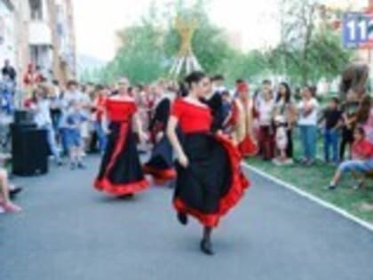 БЕЛОЮ МУЗЕЙНОЙ НОЧЬЮ…