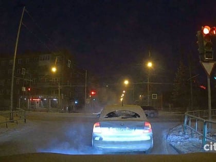 Новокузнецкие власти не хотят замечать опасность этого светофора, уже спровоцировавшего массу серьёзных ДТП (ВИДЕО МОМЕНТА ДТП)