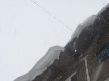 Суд обязал управляющую компанию, забывшую об обязанности чистить крышу, выплатить новокузнечанке 260 тысяч рублей