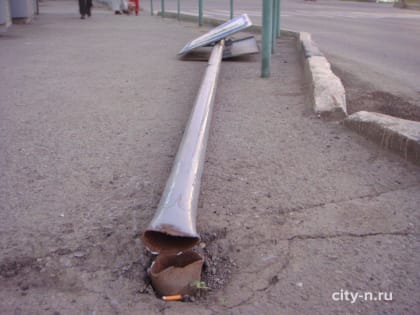 В Новокузнецке на Транспортной кто-то повалил знак «Автобусная остановка» (ФОТО)