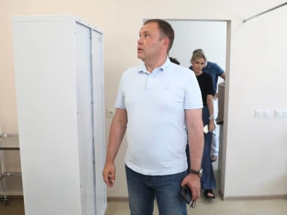 Илья Середюк осмотрел ход реконструкции поликлиники №2 в Новокузнецке