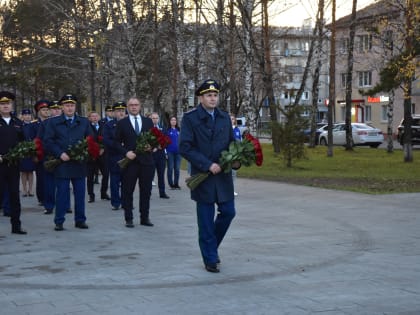 Почтили память