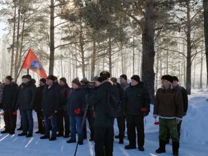 В Мысках к Мемориальному комплексу войнам, погибшим в локальных войнах и вооруженных конфликтах возложили цветы