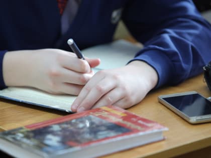 Телефоны в школах хотят запретить