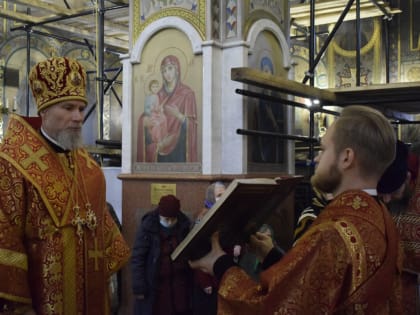 В день памяти св. блгв. кн. Александра Невского епископ Новокузнецкой и Таштагольский Владимир совершил литургию в Троицком храме города Осинники