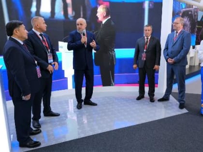 Сергей Цивилев открыл стенд «Большая Сибирь» на VIII Восточном экономическом форуме