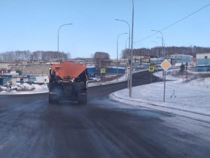 Новокузнецким дорожникам пришлось снова засыпать дороги песком (ФОТО)