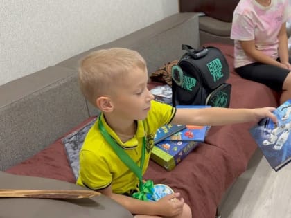 Антон Горелкин передал кемеровскому первокласснику школьный набор