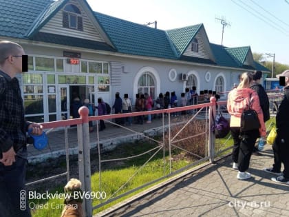 Новокузнечане выстраиваются в очередь за билетами на электричку, курсирующую в черте города (ФОТО)