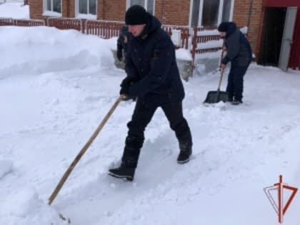 Росгвардейцы помогли пожилому жителю Кузбасса справиться с последствиями обильного снегопада