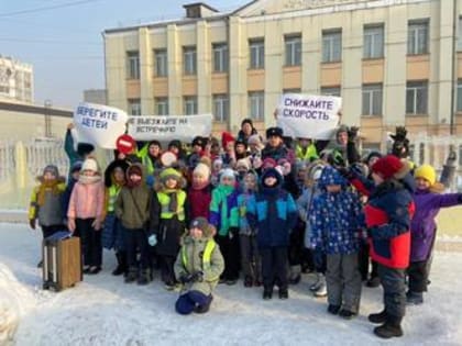 «Снижайте скорость», «не выезжайте на встречную» - с таким призывом обратились ребята из школы №92 Куйбышевского района к водителям