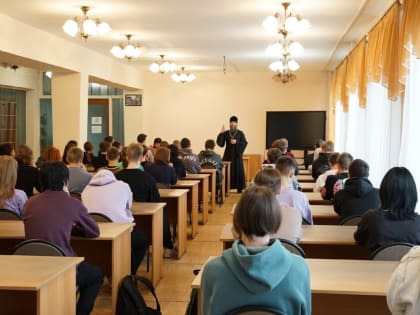 Священнослужители Новокузнецка пообщались с молодежью о семейных ценностях