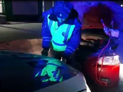 В Новокузнецке сотрудники госавтоинспекции помогли автомобилистке, попавшей в сложную ситуацию