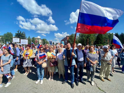 В Осинниках прошел митинг в поддержку российской армии и президента