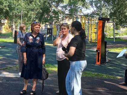 В Калтане единороссы проверили отремонтированный сквер