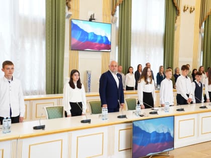 В День защиты детей Сергей Цивилев вручил паспорта юным кузбассовцам