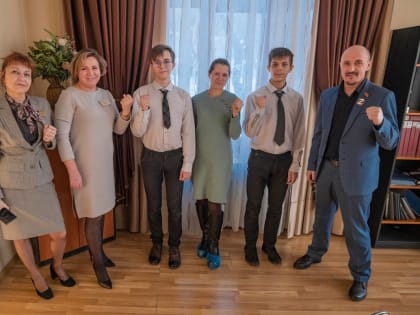 Кузбасские единороссы помогли школьникам из многодетной семьи