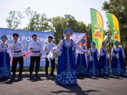 В День России на площади общественных мероприятий Куйбышевского района состоялось яркое городское событие – концерт «В единстве наша сила» и фестиваль национальных культур «Этнопал