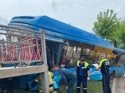 В Новокузнецке разбился автобус с пассажирами