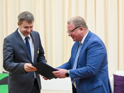 Заместитель генерального директора ОДУ Сибири Михаил Шломов удостоен звания «Почетный энергетик»