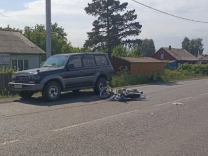 Подросток на мотоцикле въехал в припаркованный Land Cruiser