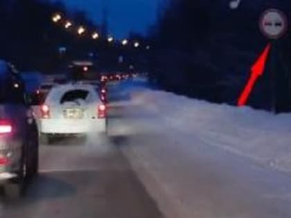 Новокузнецкая аномалия: правила обгона на Ильинском шоссе не действуют (ВИДЕО)