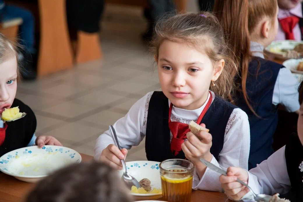 Мао школьное питание. Питание школьника. Обед школьника. Обед для детей. Питание детей школьного возраста.