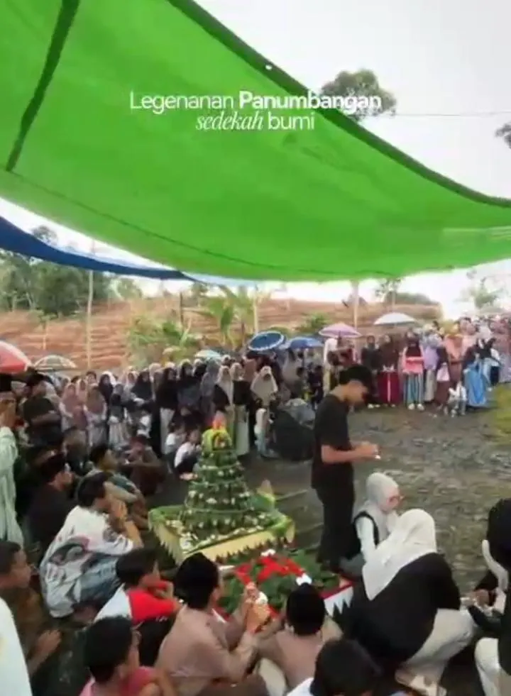 SEDEKAH BUMI DUKUH PANUMBANGAN DESA LAMBANGGELUN KEC. PANINGGARAN KAB. PEKALONGAN