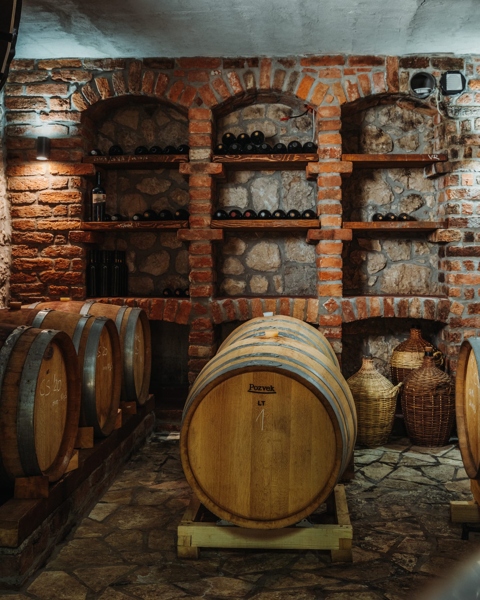 Grmoja Vinarija bacve u podrumu