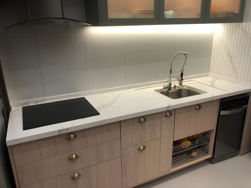 Cozinha moderna com acabamento em lâmina sinterizada de alta tecnologia