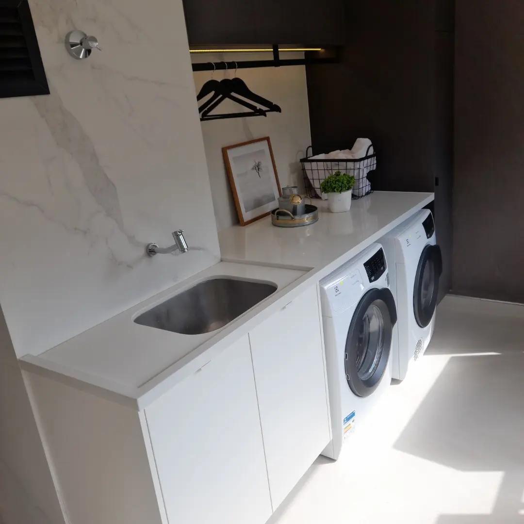 Lavatório minimalista moderno esculpido em superfície de quartzo cinza
