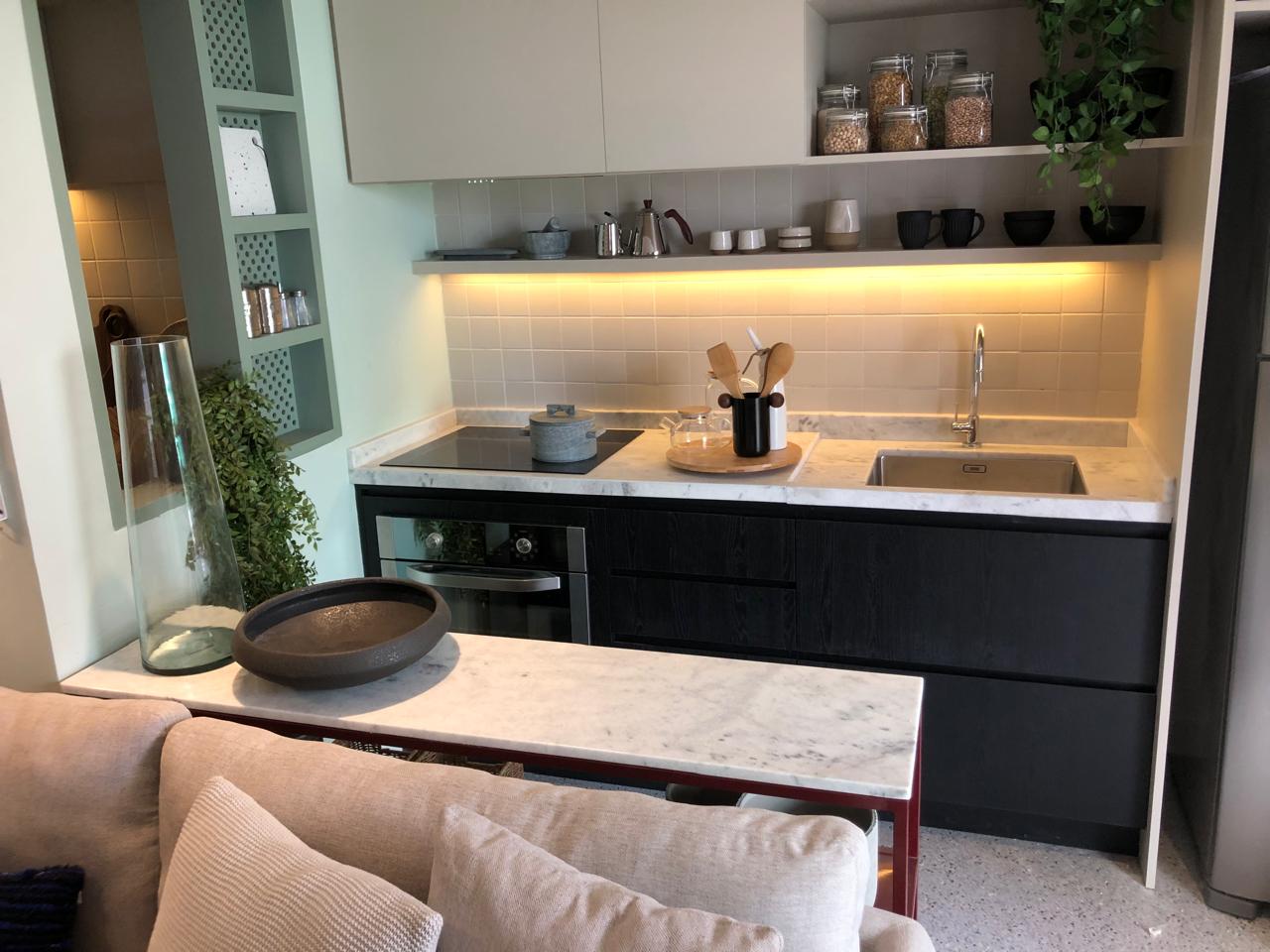 Banheiro master de luxo revestido em mármore nobre