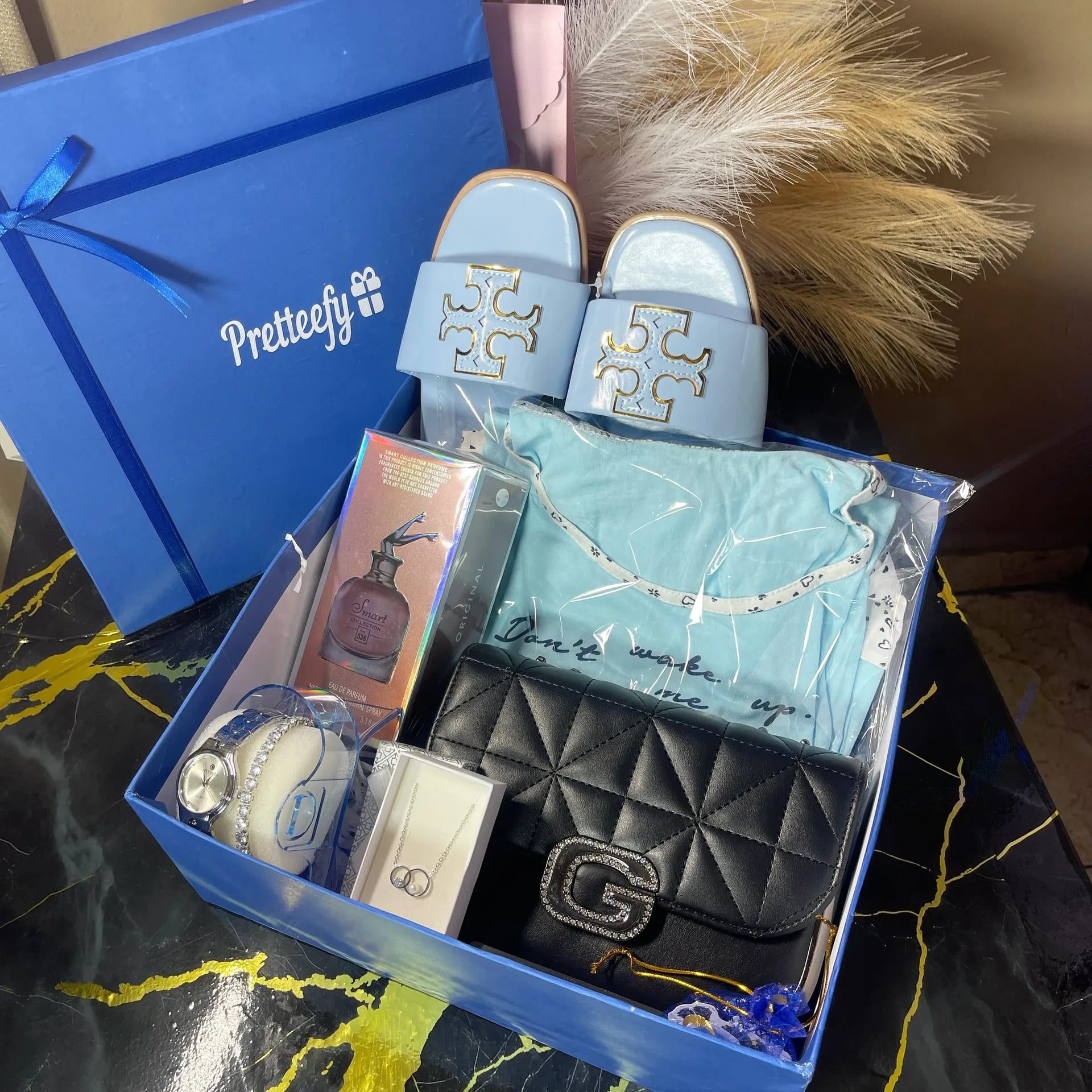 BLUE THEMED GIFTBOX ‘FOR HER’ - Image 1