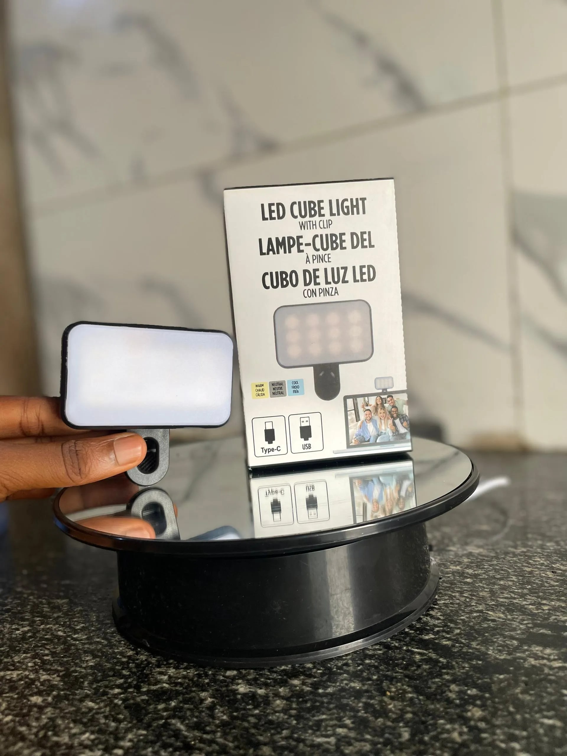 LED cube light with clip - Image 1