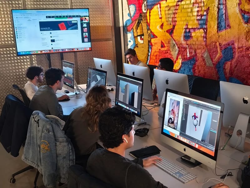 Zonas comunes del campus de Trazos University en Madrid