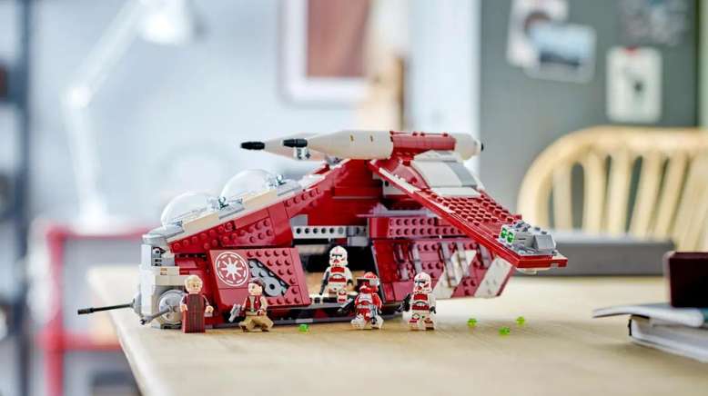 75354 LEGO Star Wars Coruscant Guard Gunship | Command Your Own Clone Wars Missions with the LEGO Star Wars Coruscant Guard Gunship Image