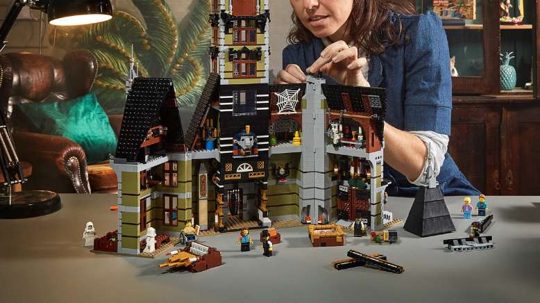 10273 LEGO Icons Haunted House | Bring home the fun with LEGO Fairground Collection: LEGO Haunted House Image