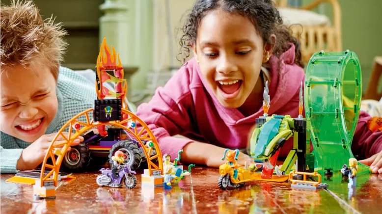 60339 LEGO City Double Loop Stunt Arena | Unlock your inner stunt driver with LEGO City Stuntz Double Loop Stunt Arena Image