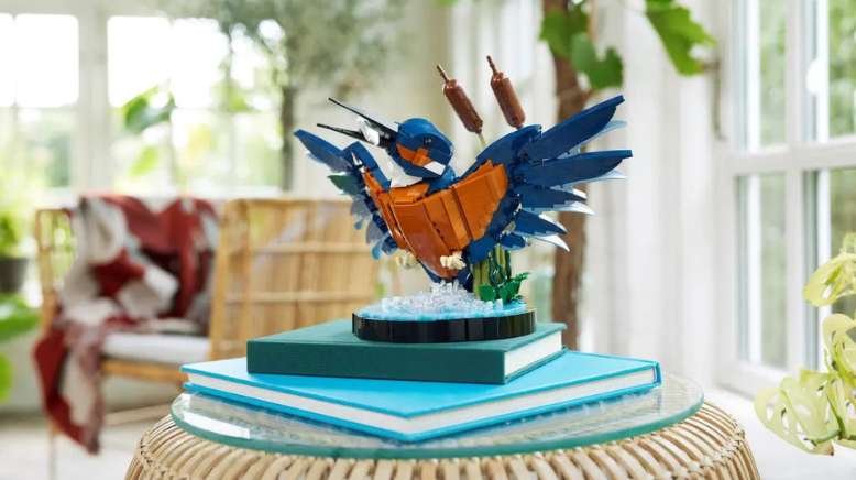 Unveiling the Elegant 10331 LEGO Icons Kingfisher Bird Set | A Captivating LEGO Building Experience for Adults Image