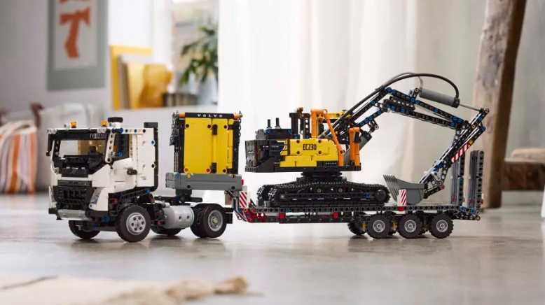 42175 LEGO Technic Volvo FMX Truck & EC230 Electric Excavator | Start building with the LEGO Technic Volvo FMX Truck & EC230 Electric Excavator Image