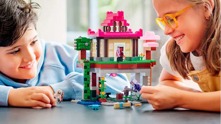 21183 LEGO Minecraft The Training Grounds 1 Image