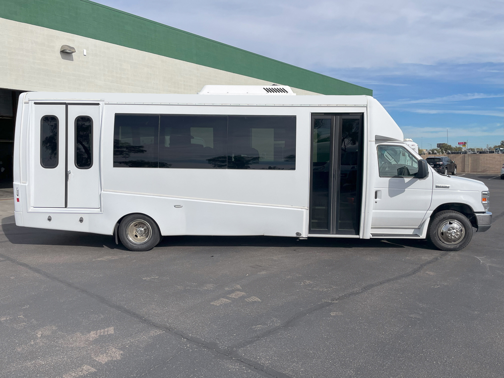 2018 Berkshire Coach Ultra 28 BD 21&2 Ford E450