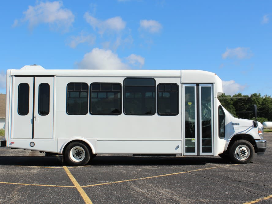 2022 Glaval Universal 25 20&2 Lightning