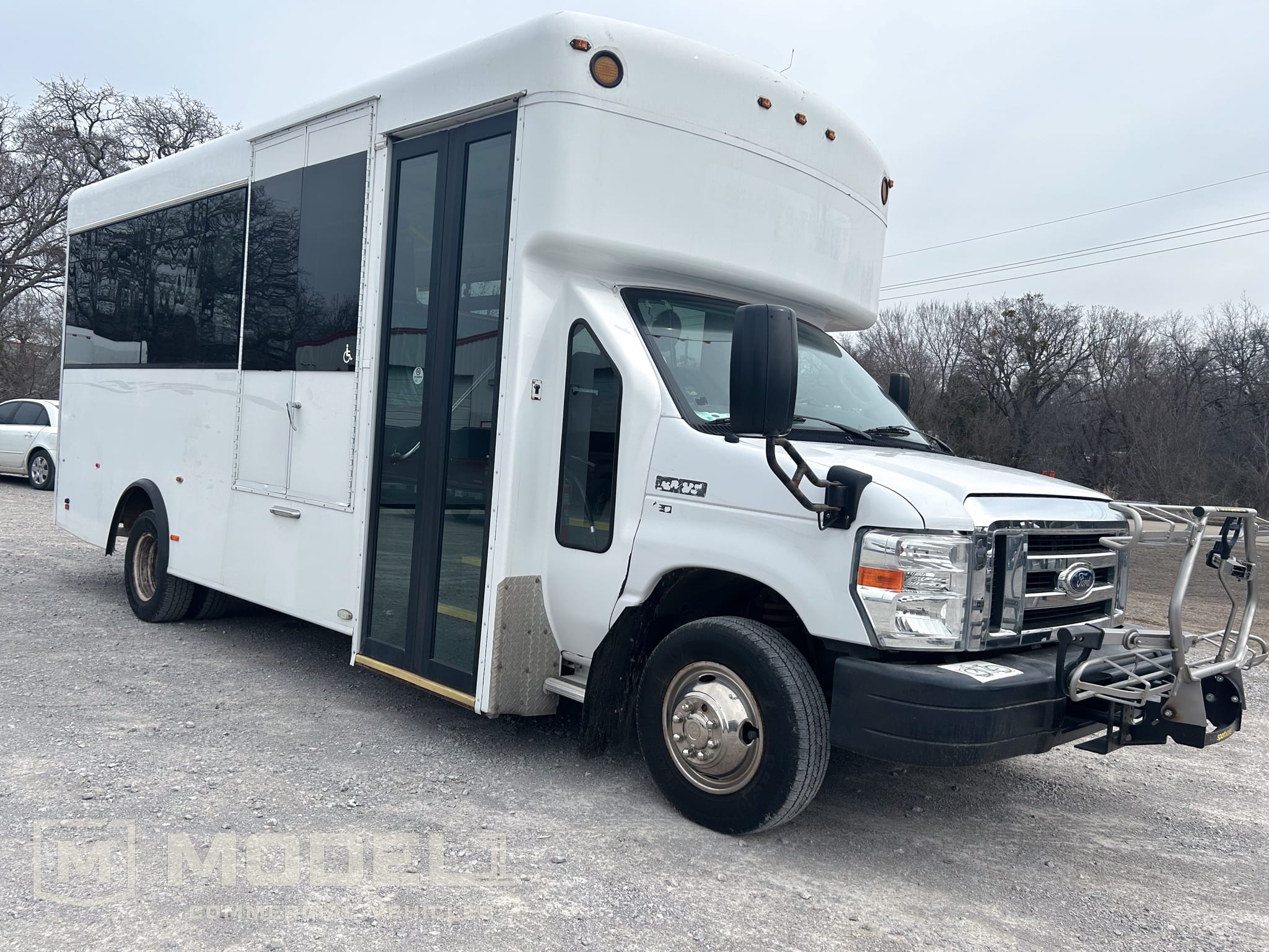 2015 Ford E-Series DRW E-450 Super Duty 158 in WB's photo