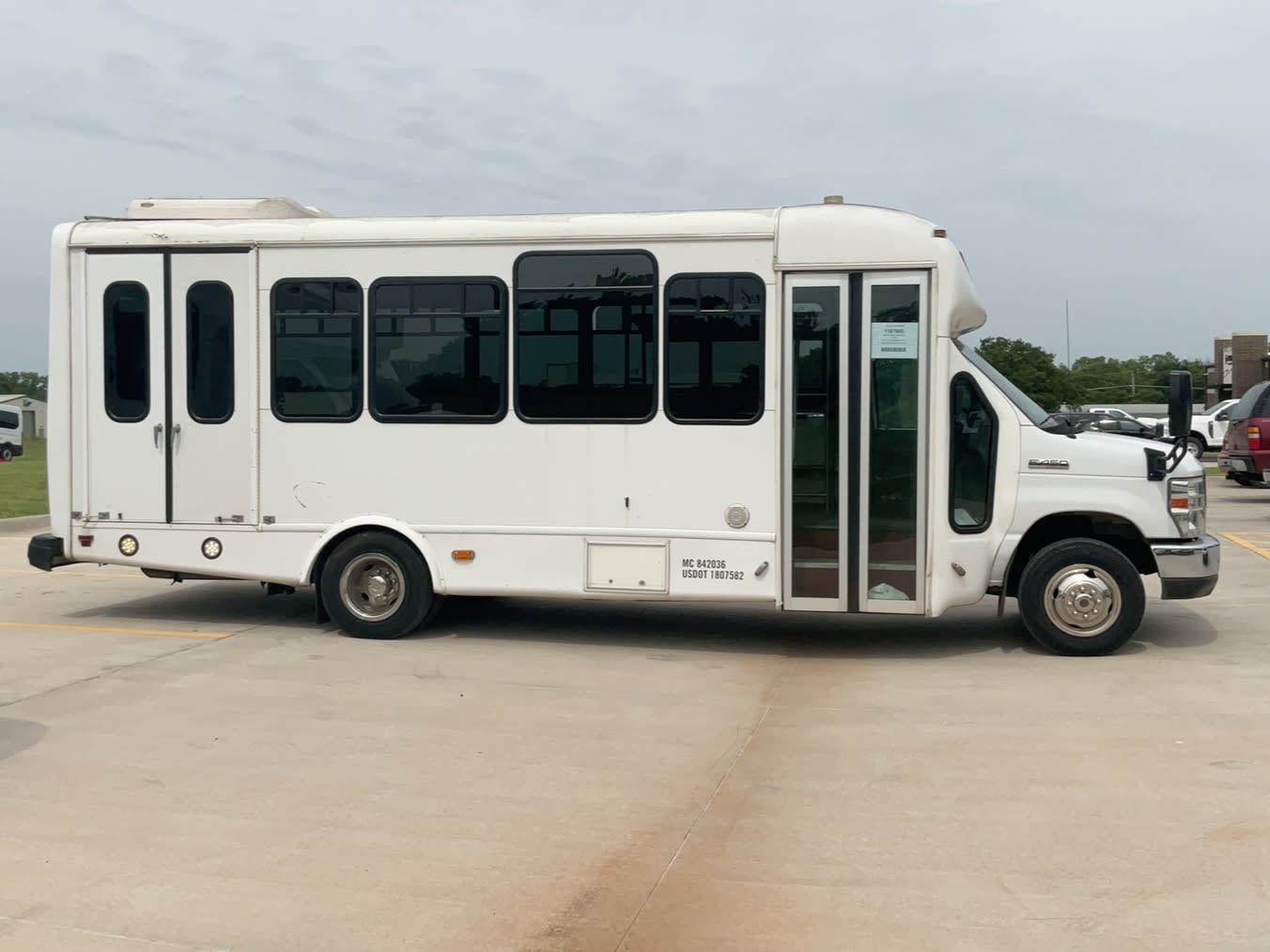 2016 Ford E-Series DRW E-450 Super Duty 158 in WB's photo