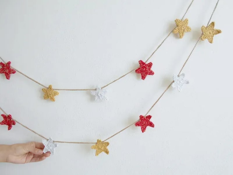 WINTER STARS AND GARLAND
