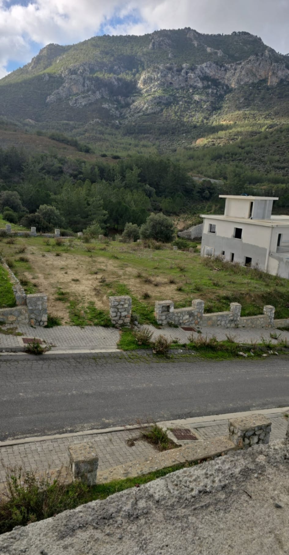 Duvarları Örülü, Altyapısı Hazır 780 m² Satılık Arsa
