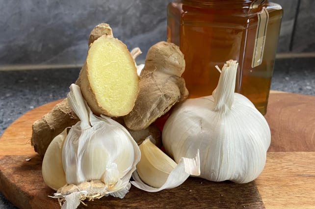 Two heads of garlic, ginger and honey