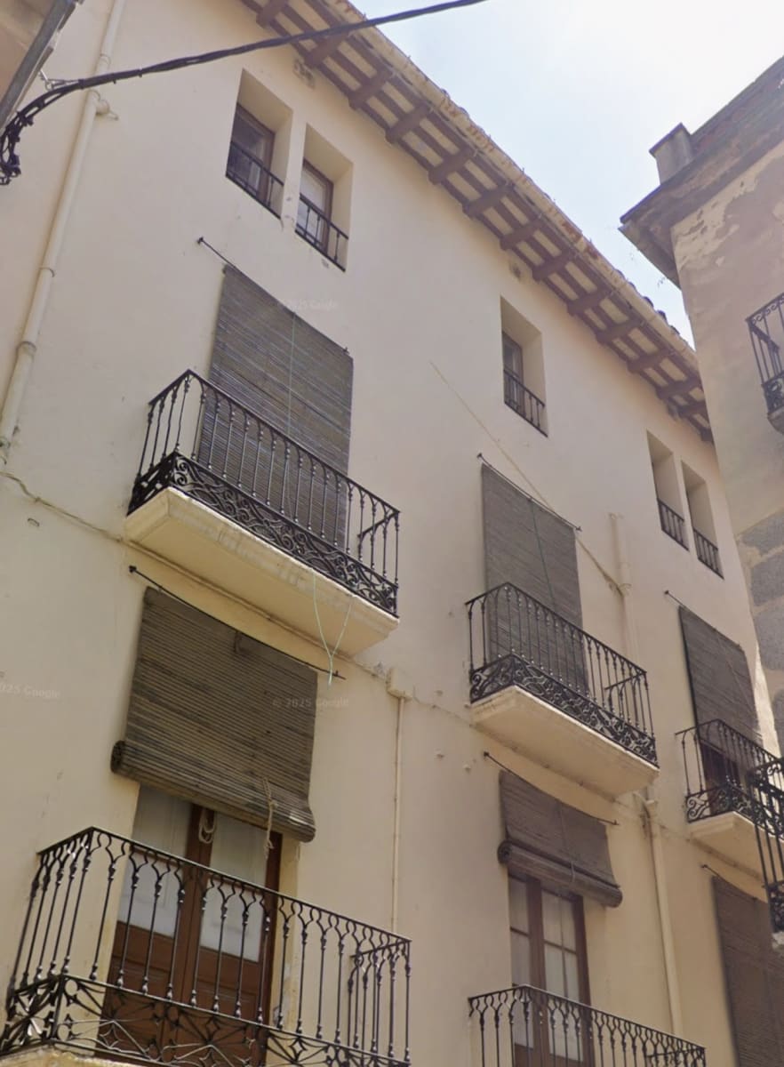 Edificio Residencial en el Centro del Pueblo